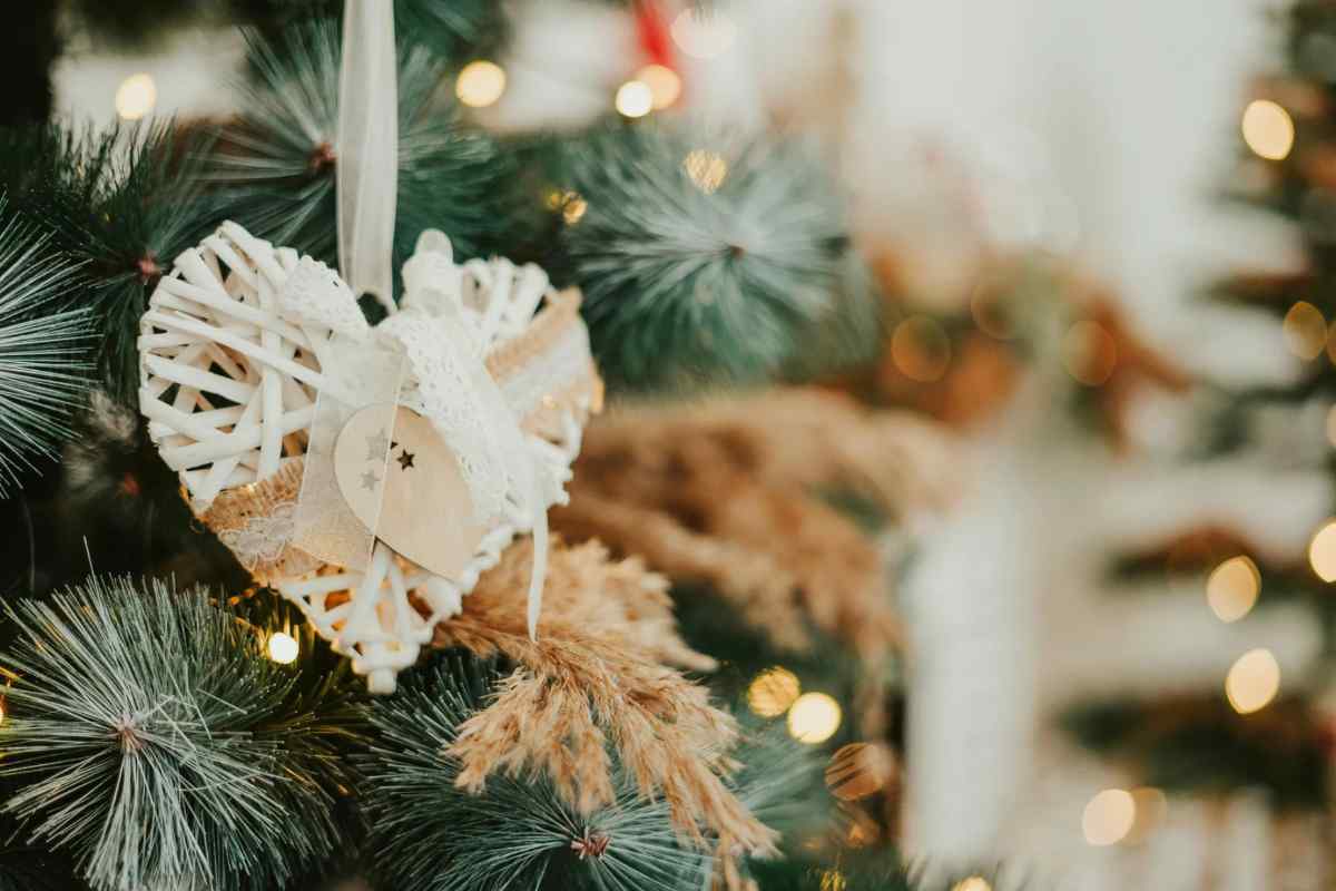Decorazione a forma di cuore sull'albero di Natale