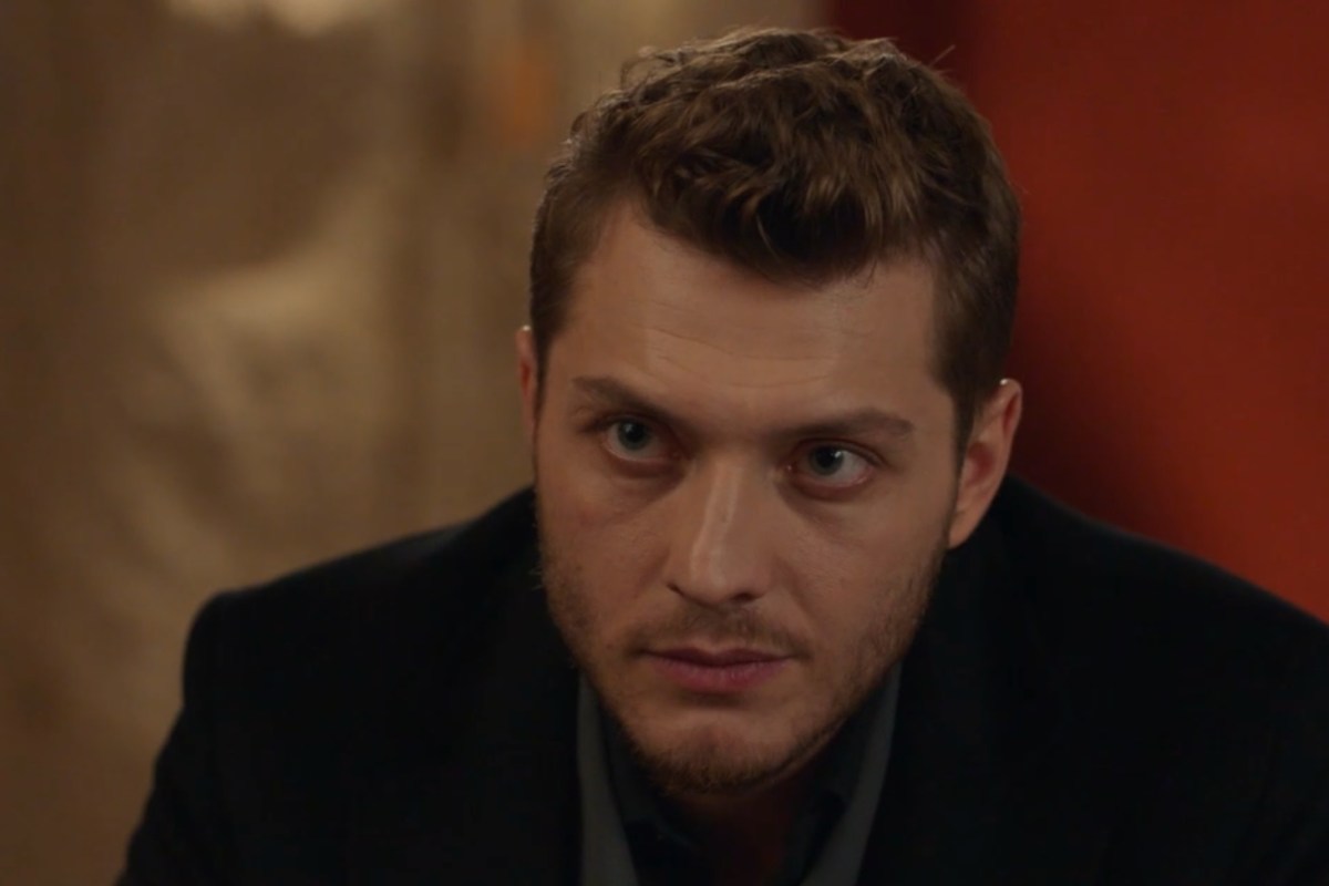 Cihan de la notte nel cuore con espressione seria