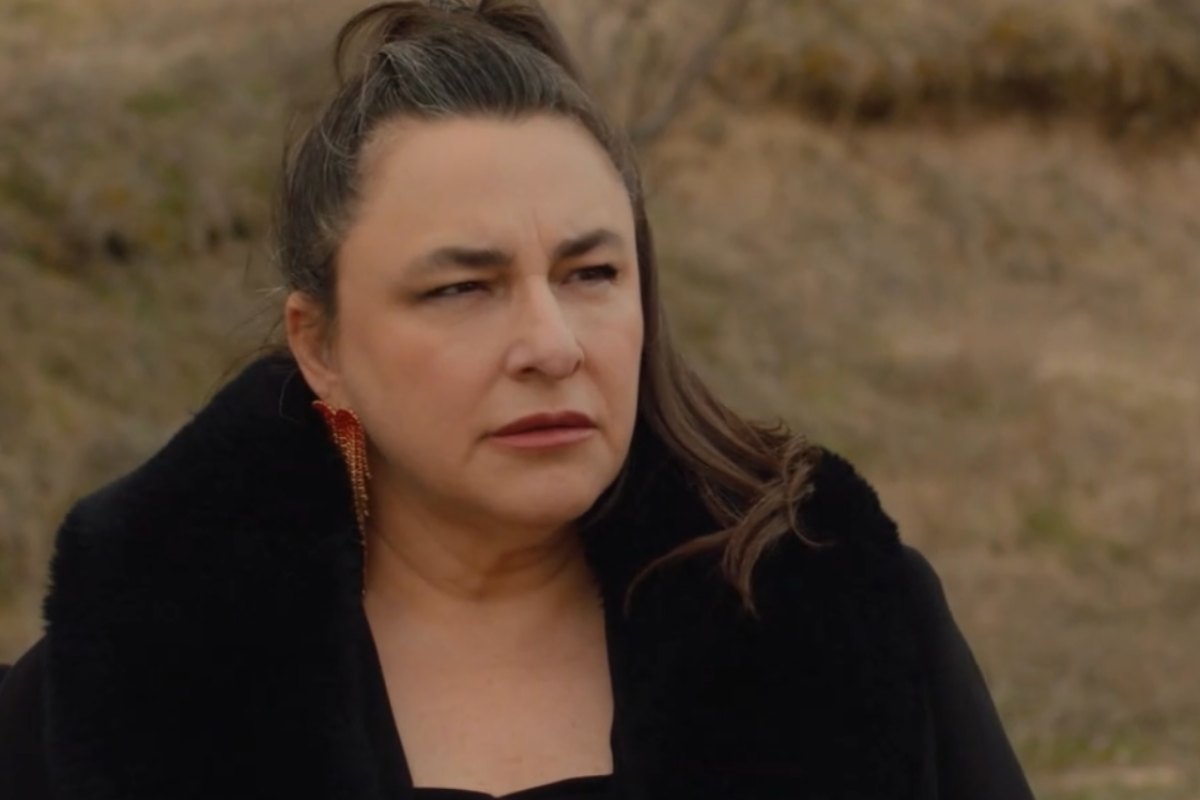 Hikmet de la notte nel cuore con espressione contrariata