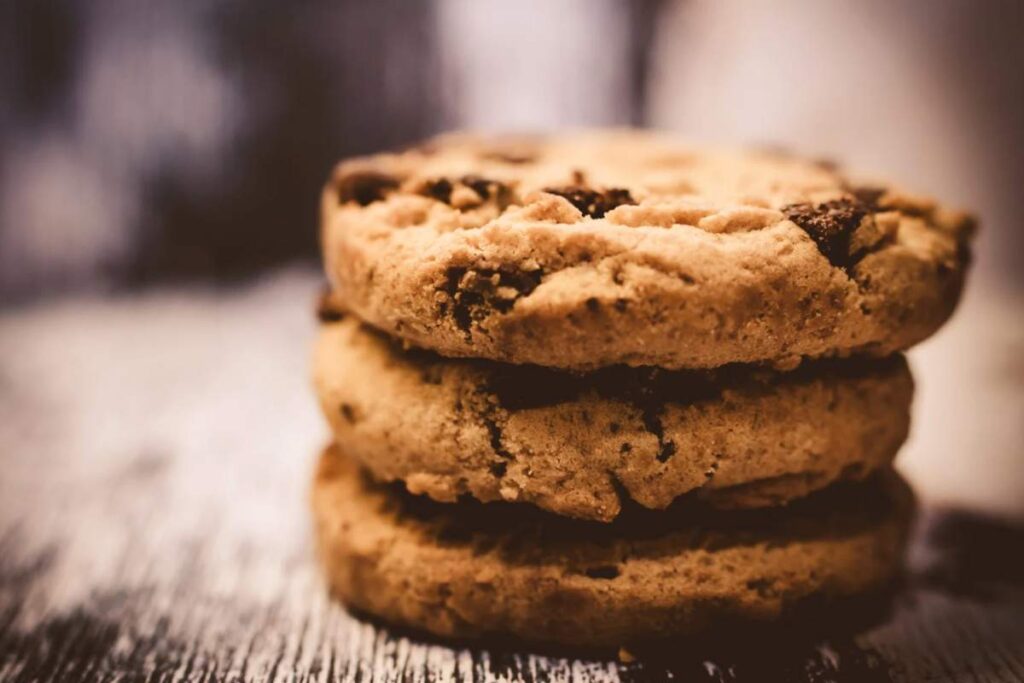 Tre biscotti impilati con scaglie di cioccolato