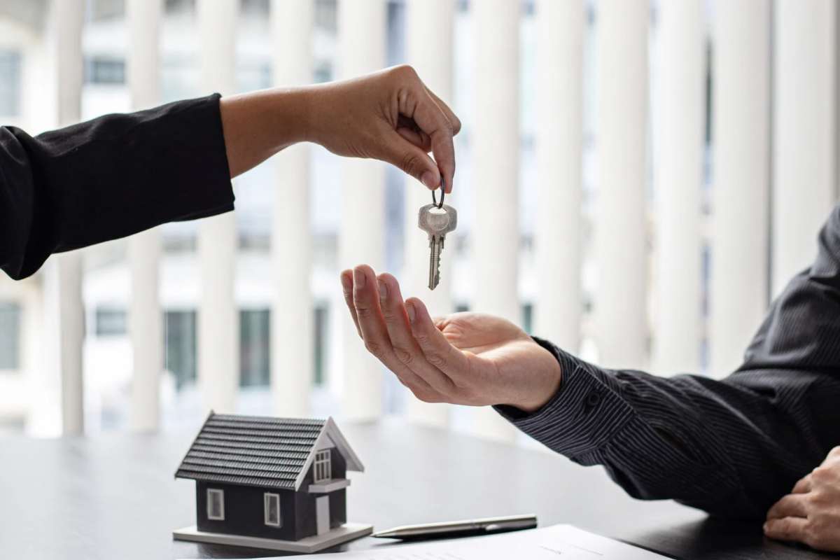 Persona che dà una chiave ad un'altra