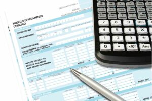 modello F24 e calcolatrice