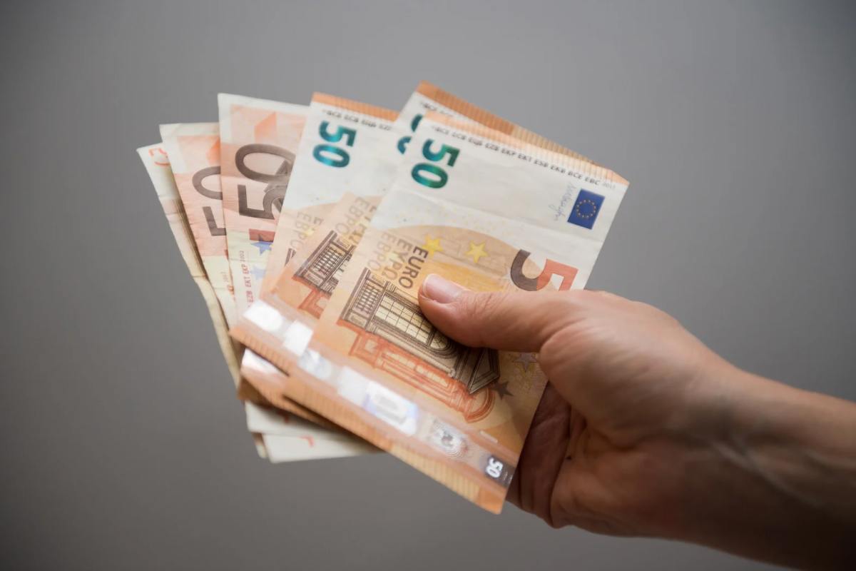 Mano con banconote euro da 50