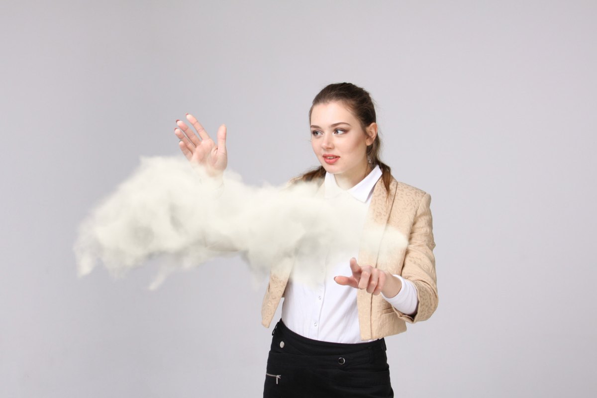 Donna con nuvola tra le mani