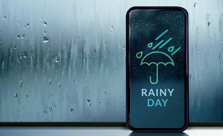 Cellulare con immagine di ombrello e scritta rainy day