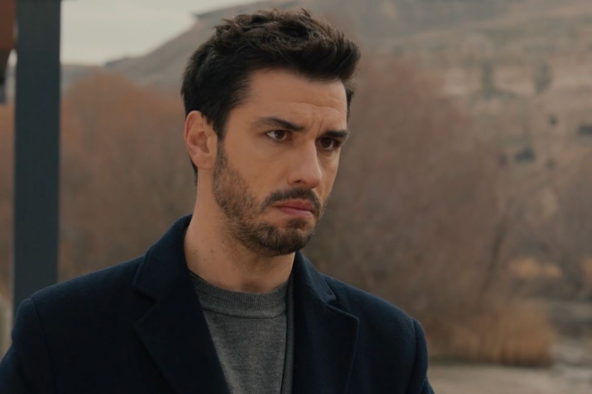 Nuh de la notte nel cuore con espressione seria