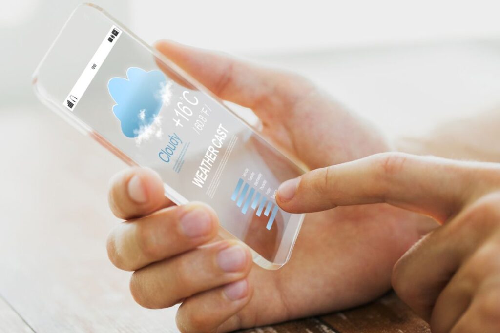 Persona che controlla meteo sullo smartphone