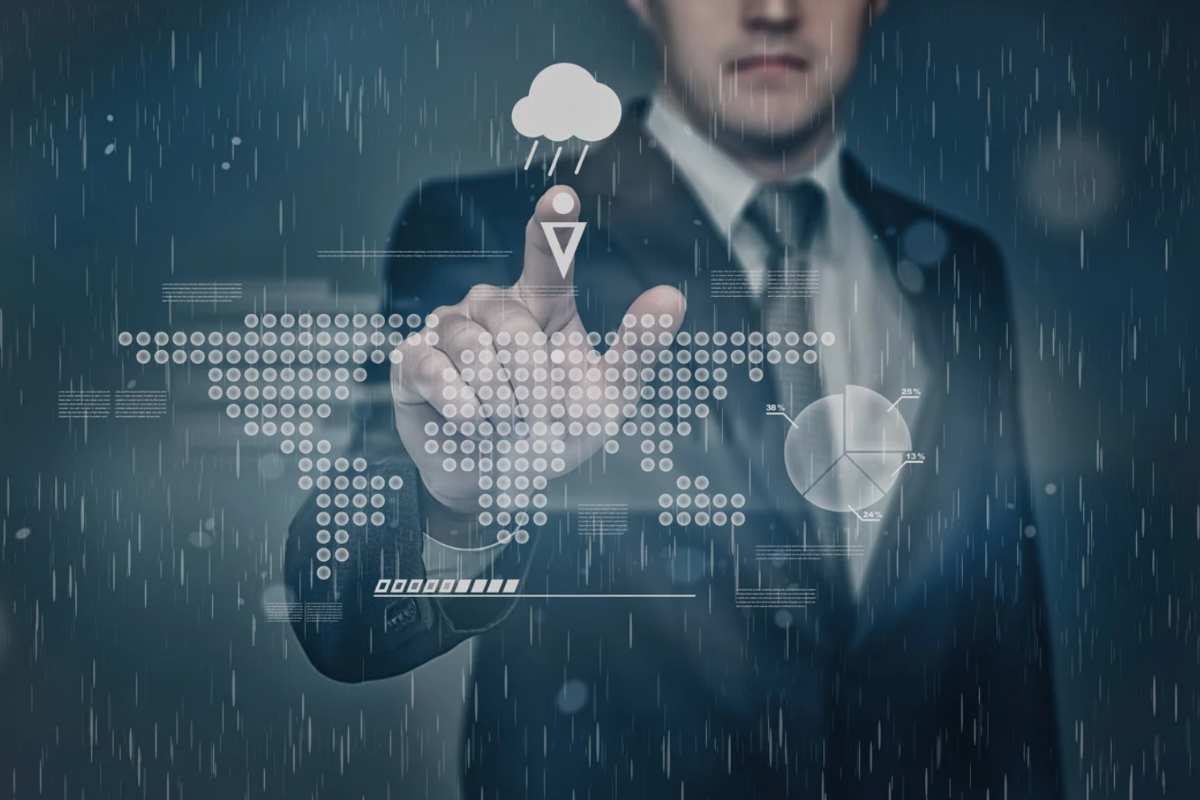 Uomo con pioggia alle spalle, che visualizza dati meteo