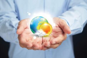 Uomo con immagine in miniatura di un sole e della terra tra le mani