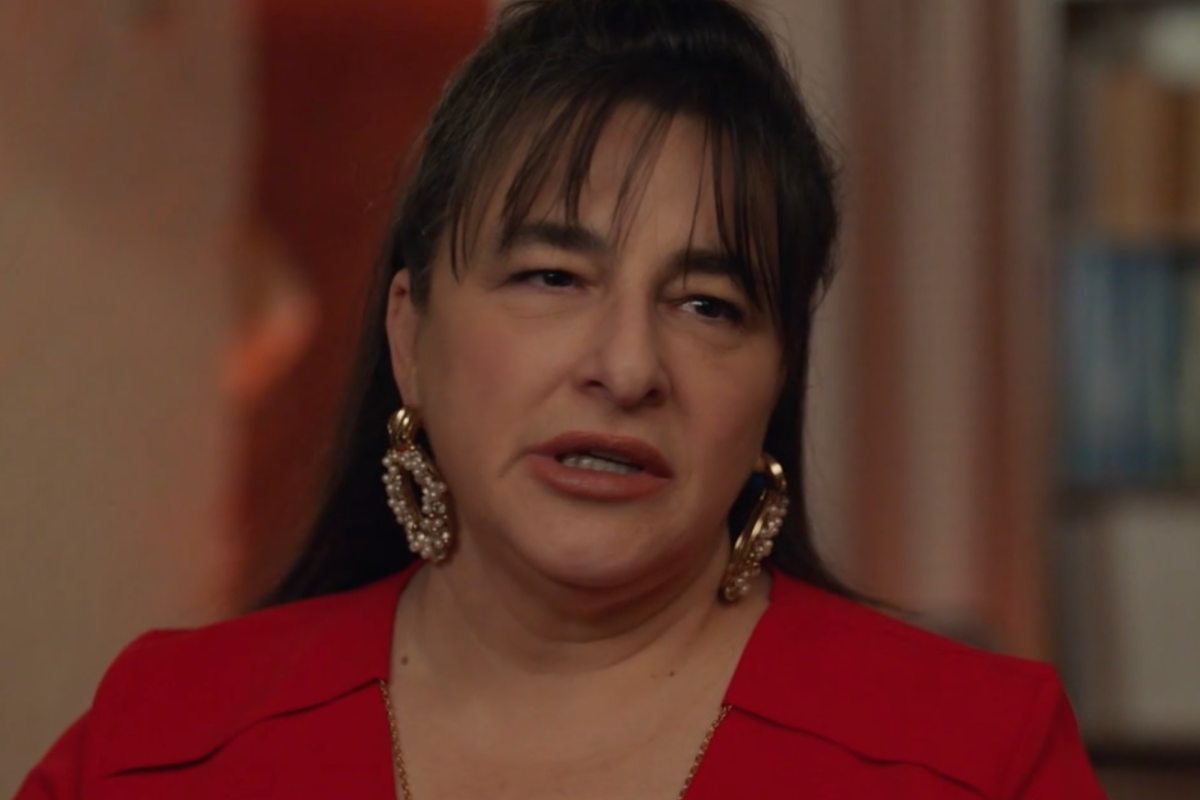 Hikmet de la notte nel cuore che parla con vestito rosso