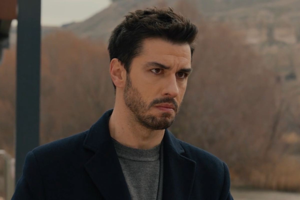 Nuh de la notte nel cuore con espressione seria