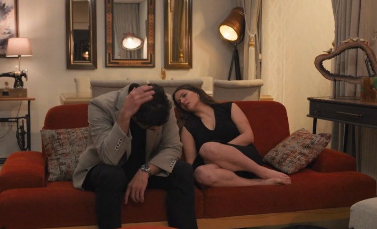 Nuh e Sevilay disperati sul divano