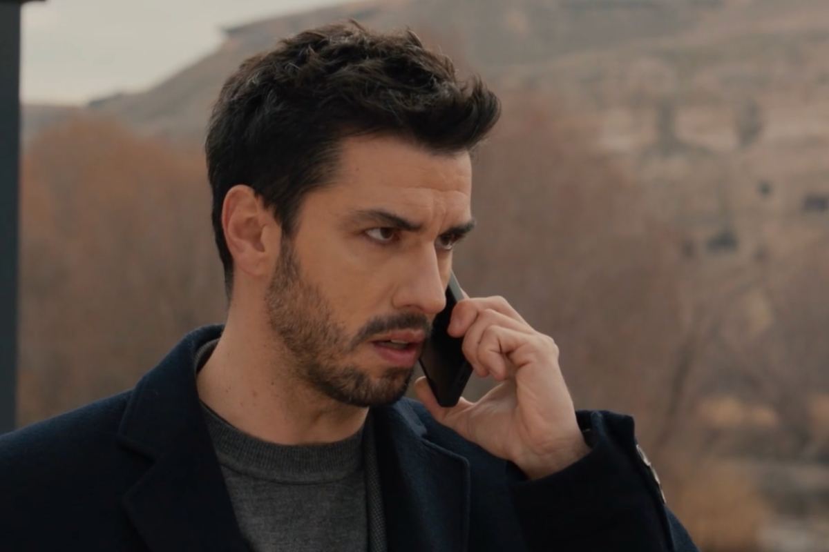 Nuh che parla al telefono