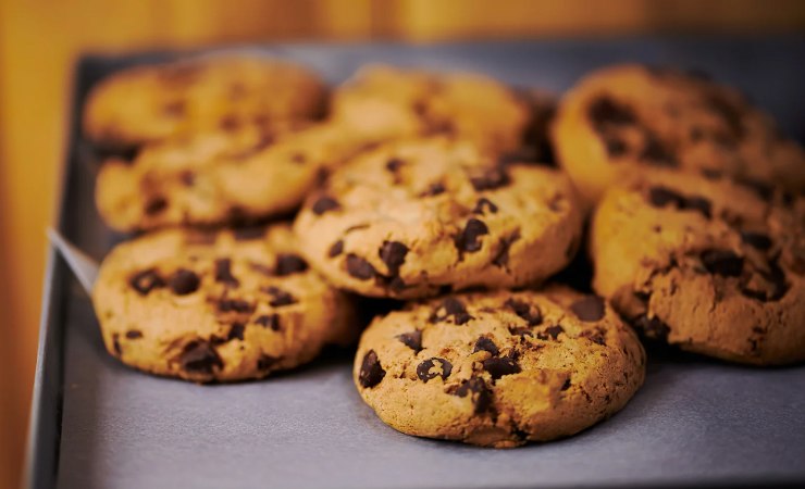 Teglia con biscotti sparsi con scaglie di cioccolato