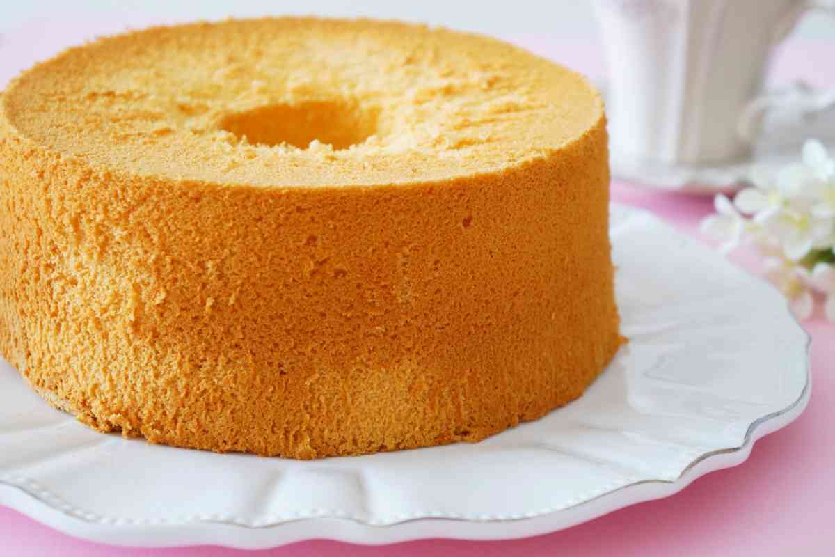 Chiffon cake intera in un piatto