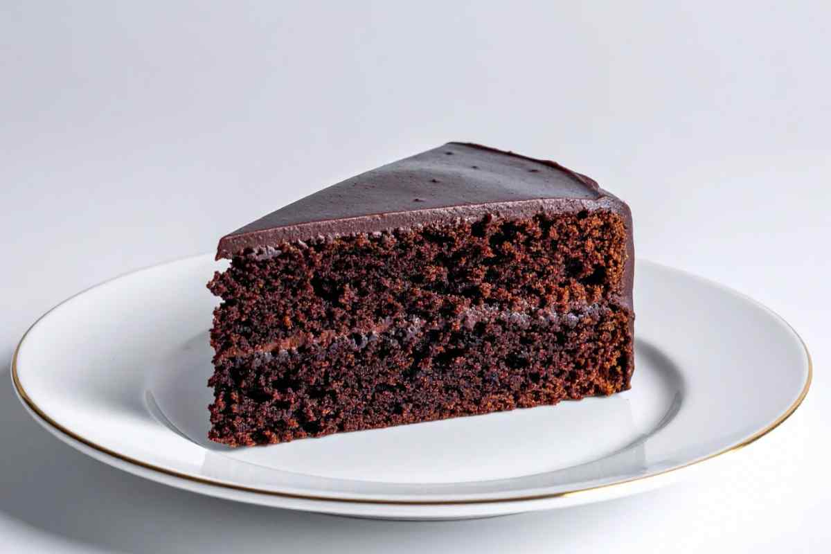 Fetta di torta al cioccolato con glassa