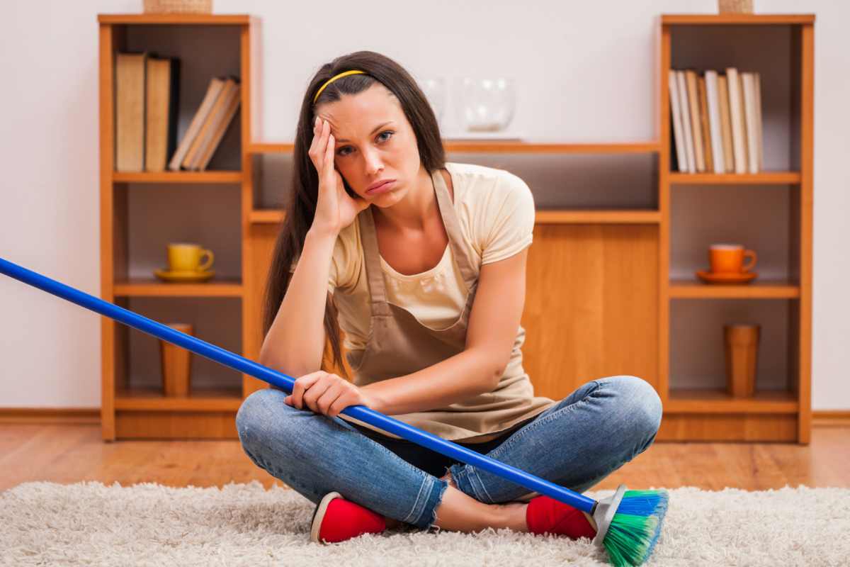 Donna seduta a terra mentre sbuffa