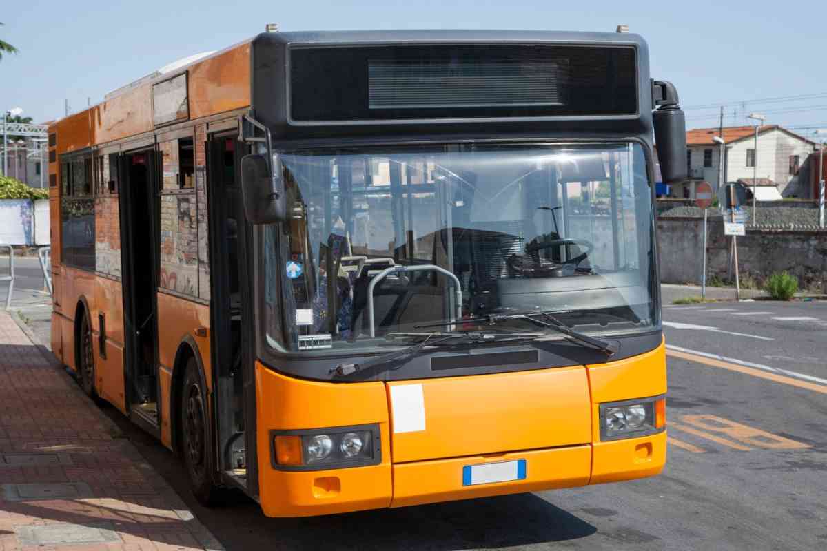Bus fermo alla fermata