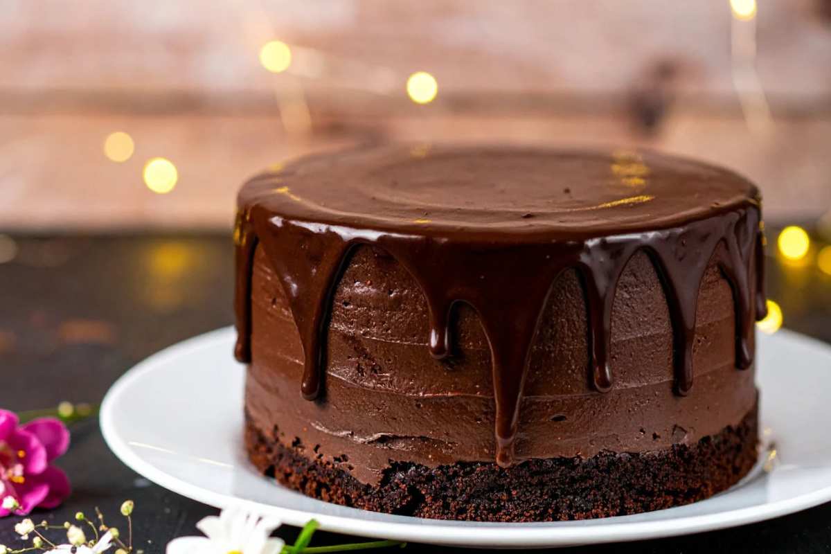 Torta al cioccolato con glassa sulla superficie