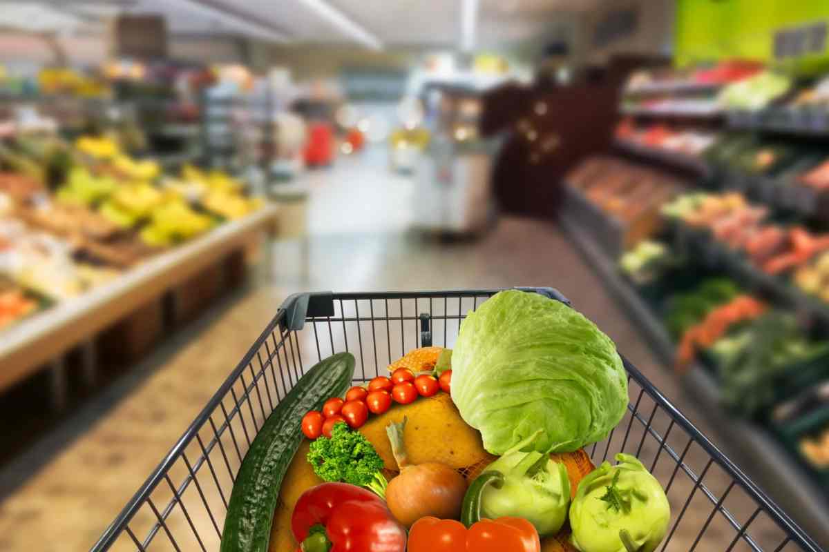 Carrello pieno di cibo al supermercato