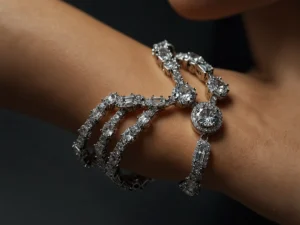 Ritrovare la Luminosità dei Gioielli in Argento: Come Rimuovere l'Opacità dai Ciondoli e Braccialetti