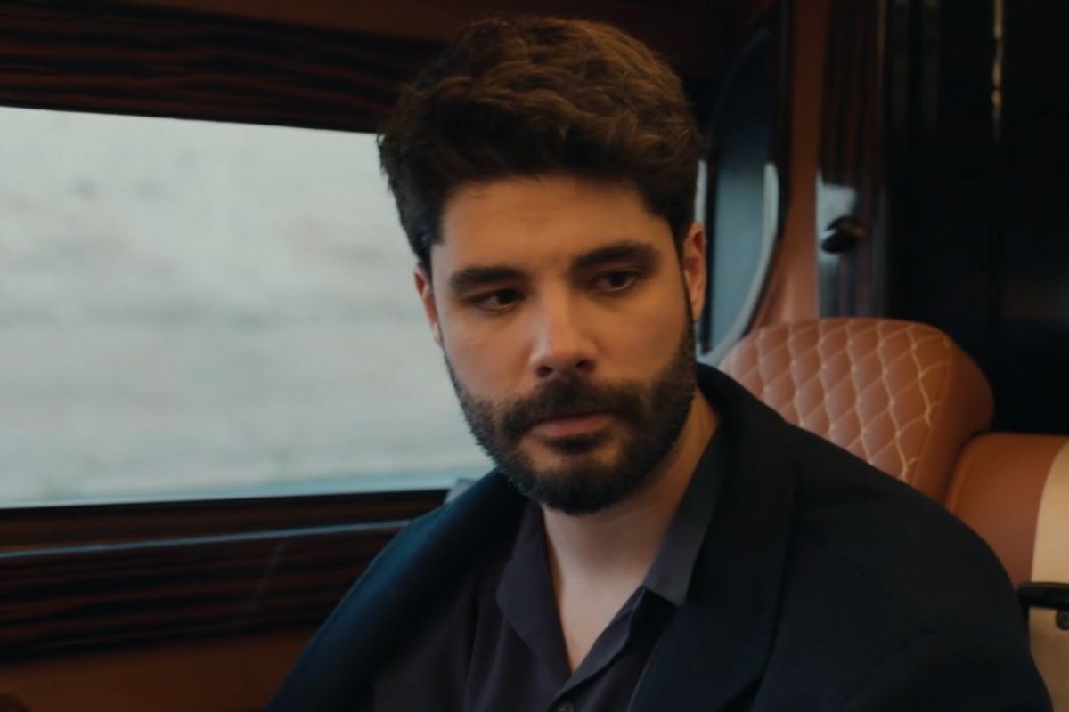 Esat mentre viaggia in treno