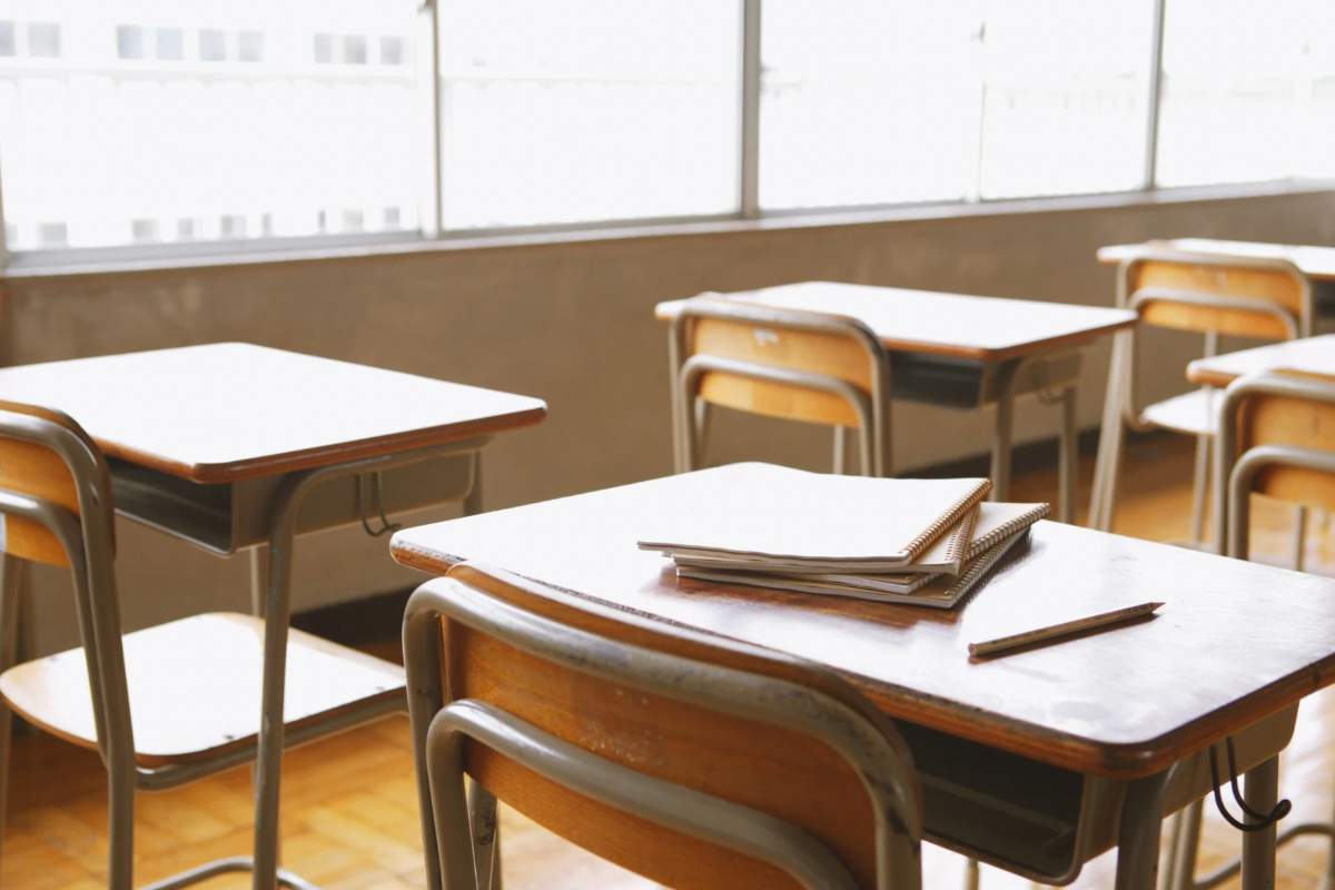 Banchi scolastici in una classe