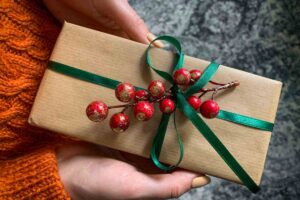 Donna che tiene in mano un regalo incartato