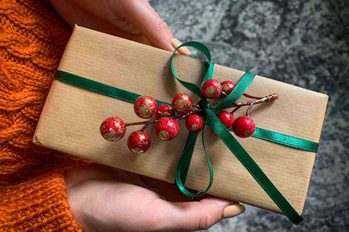 Donna che tiene in mano un regalo incartato