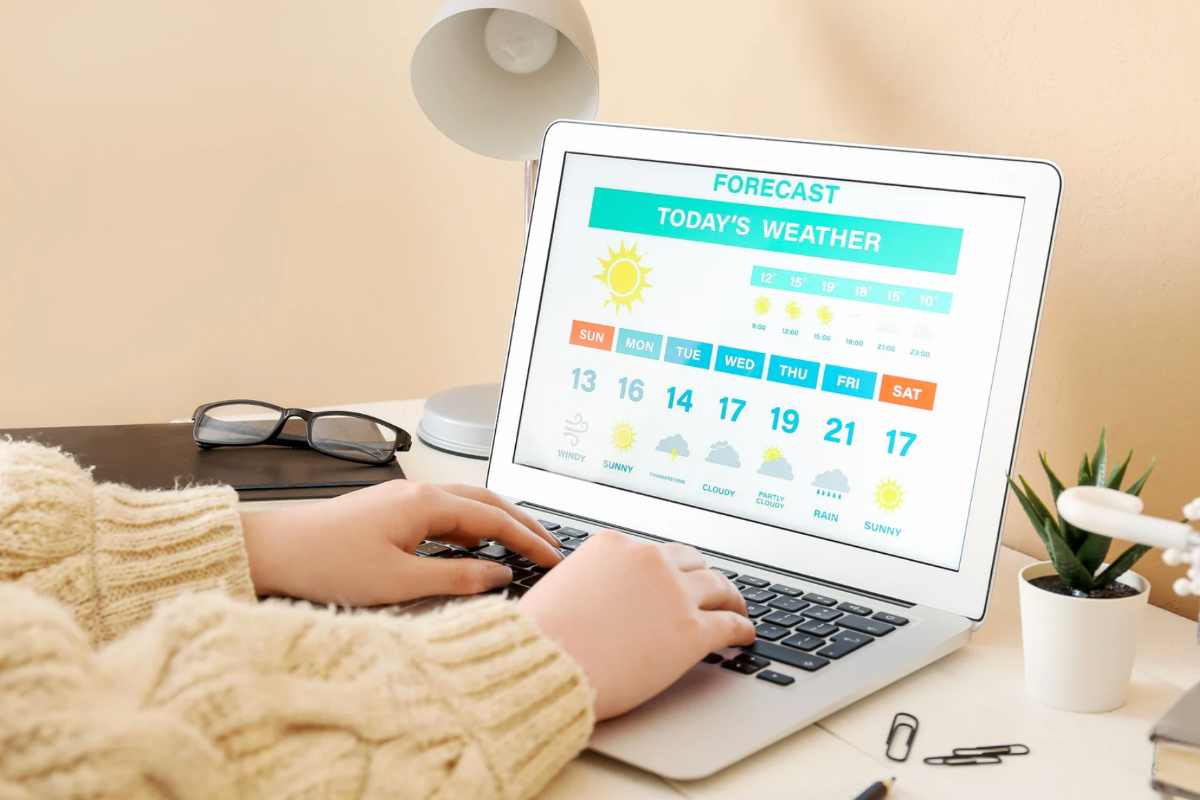 Una donna che controlla meteo al computer