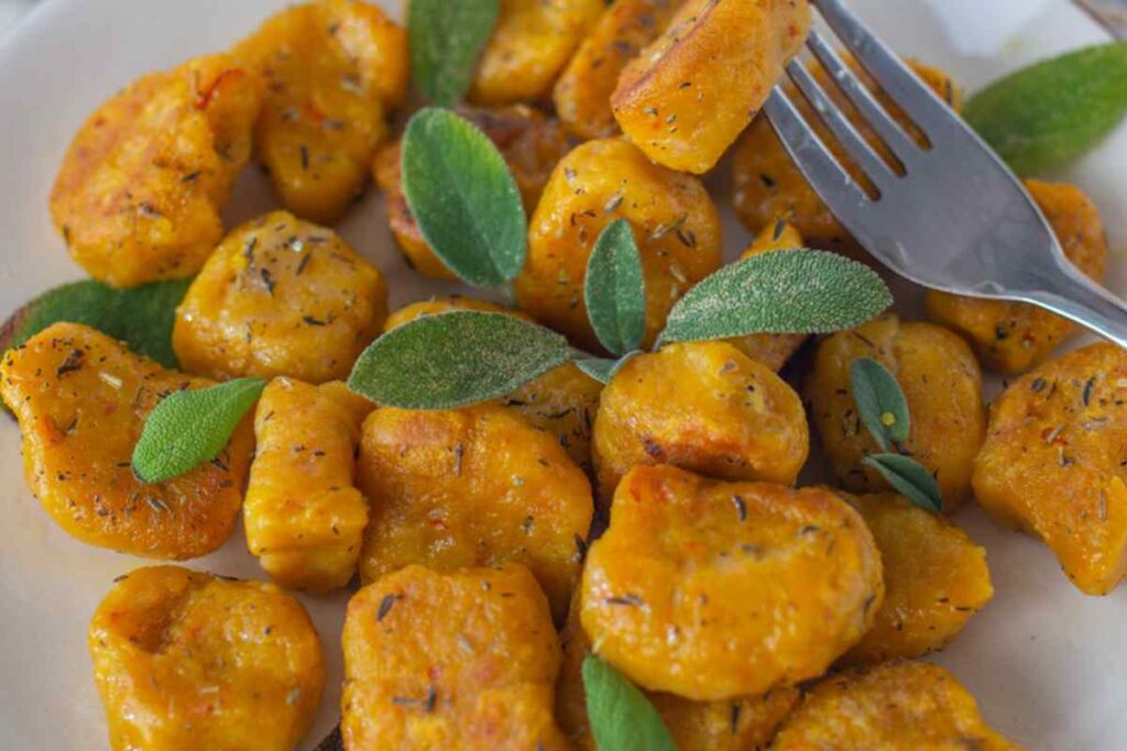 Piatto di gnocchi con erbe aromatiche