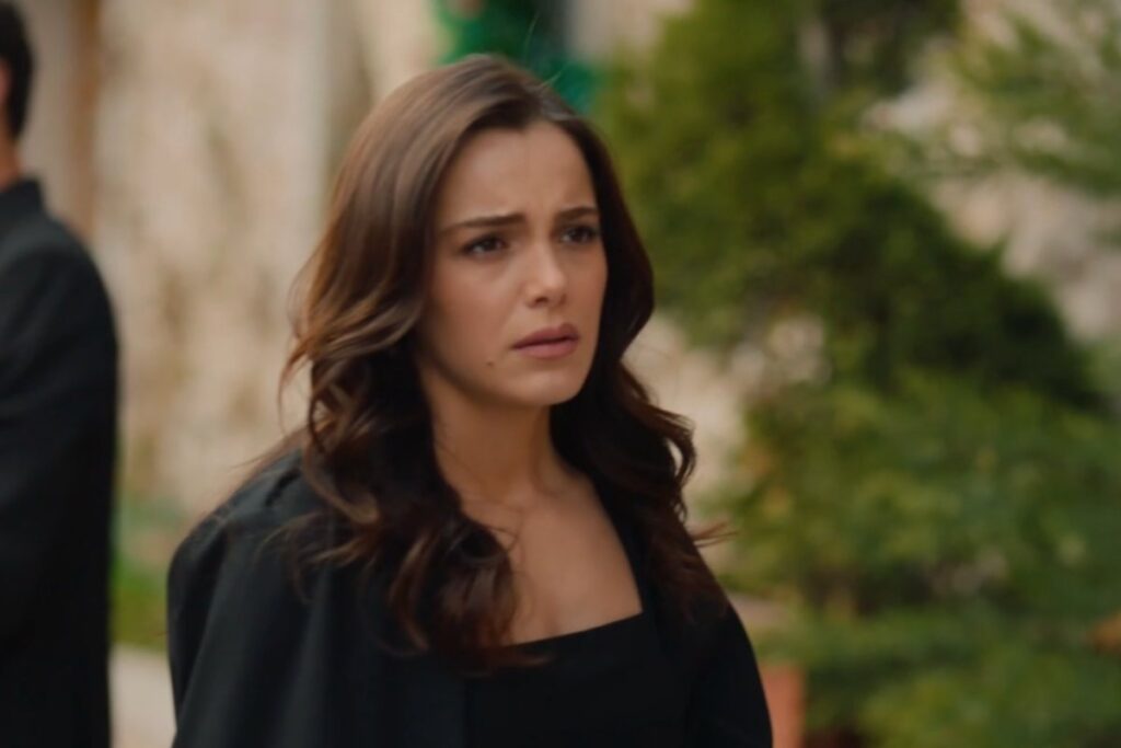 Melek con espressione sconvolta