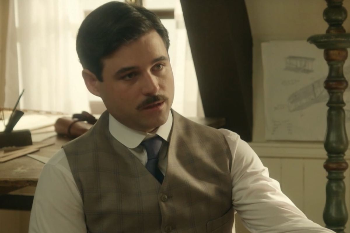 Manuel con espressione seria