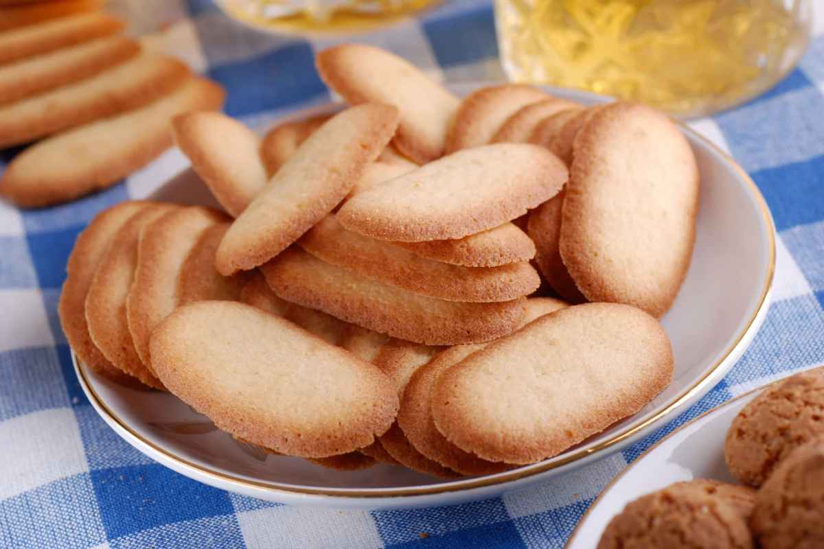 Lingue di gatto sfuse in un piatto