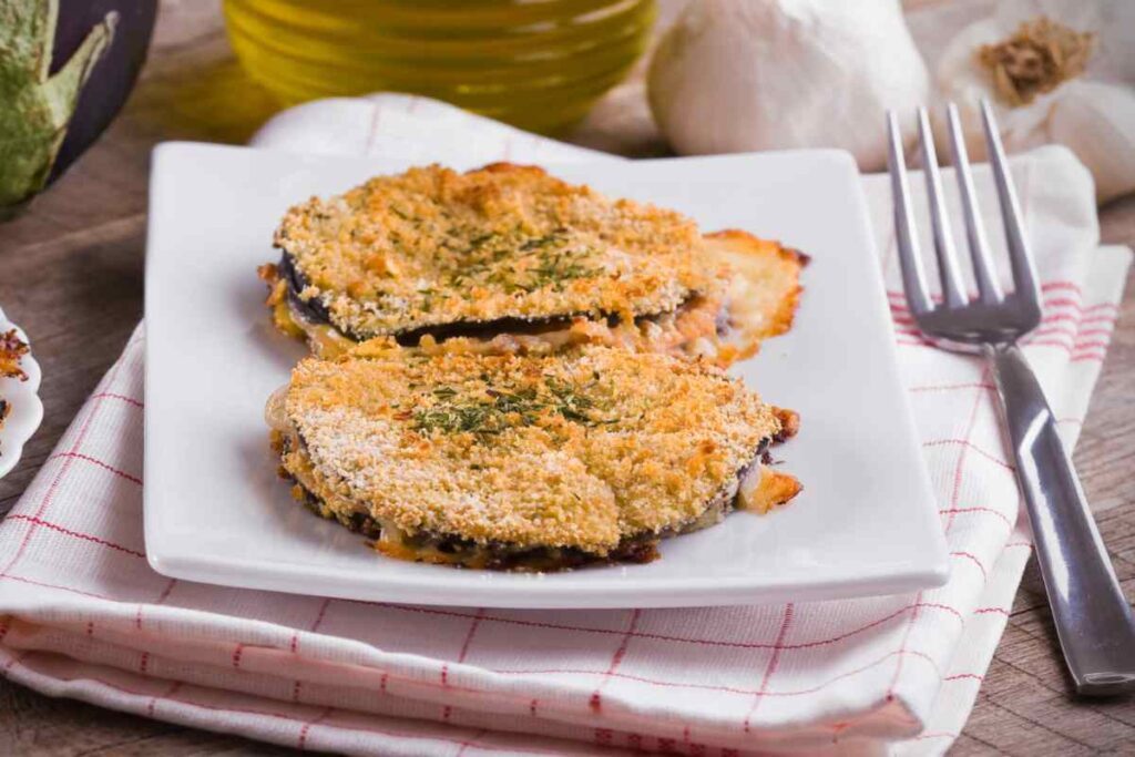 Due cotolette di melanzane in un piatto
