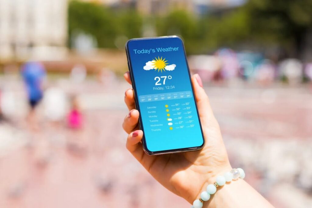 Persona che tiene in mano telefono con meteo