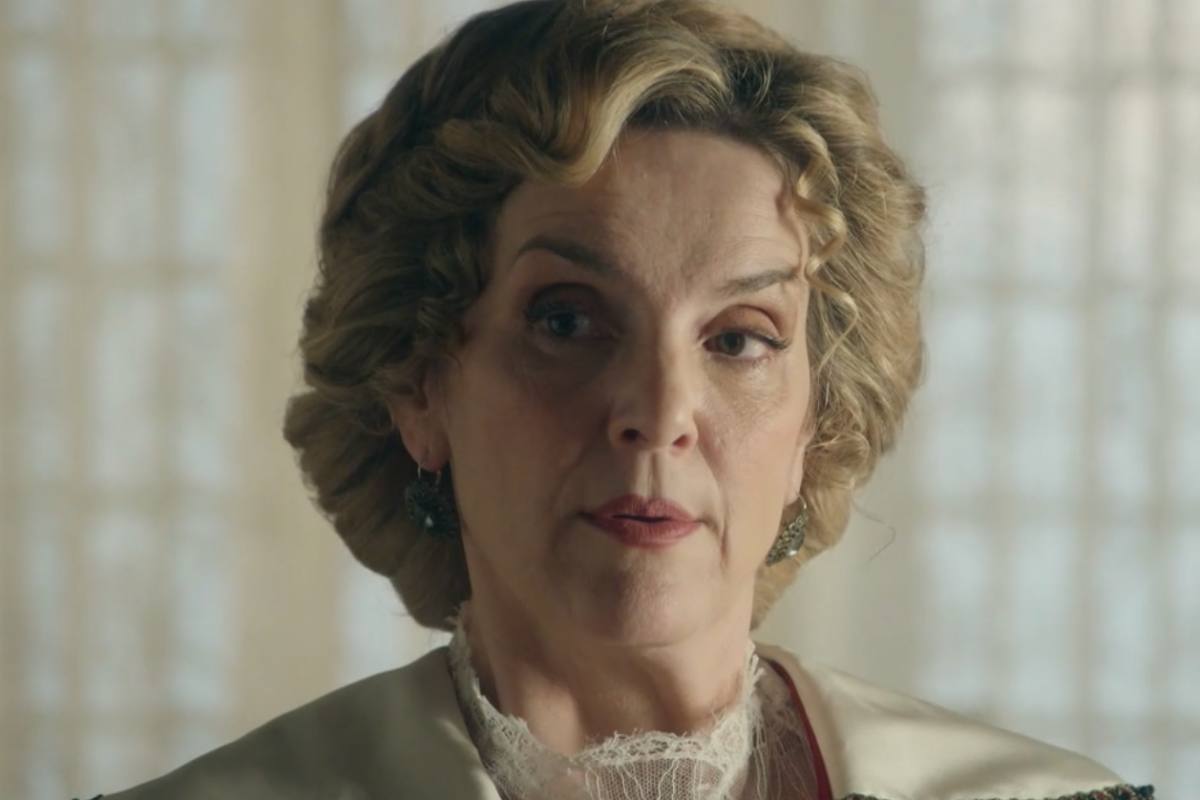 Cruz che parla mentre guarda di lato