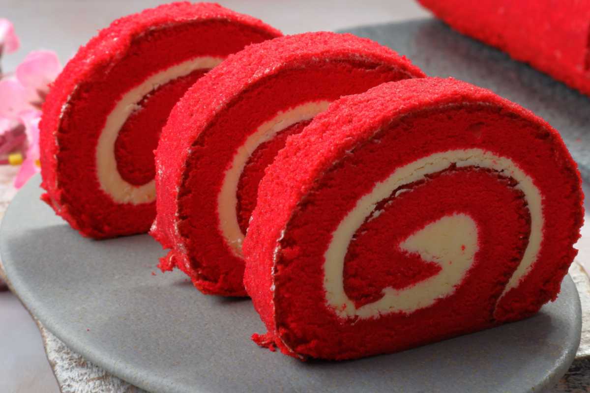 Tre fettine di rotolo Red Velvet con crema all'interno