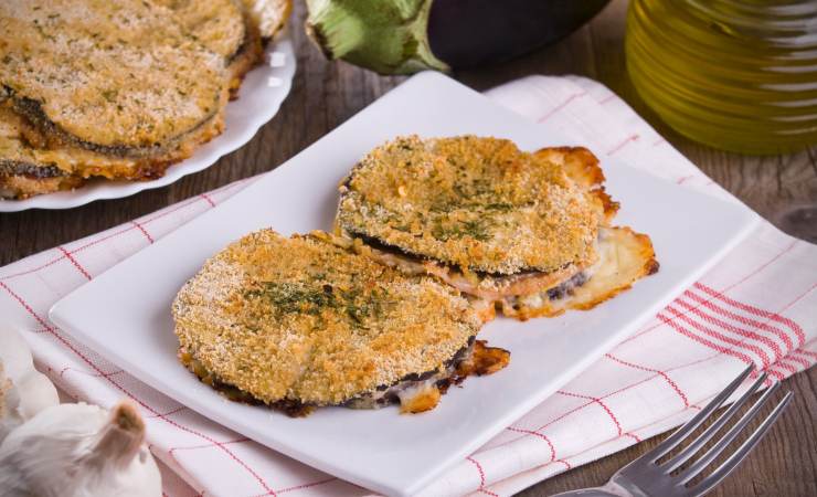 Due cotolette di melanzane cotte