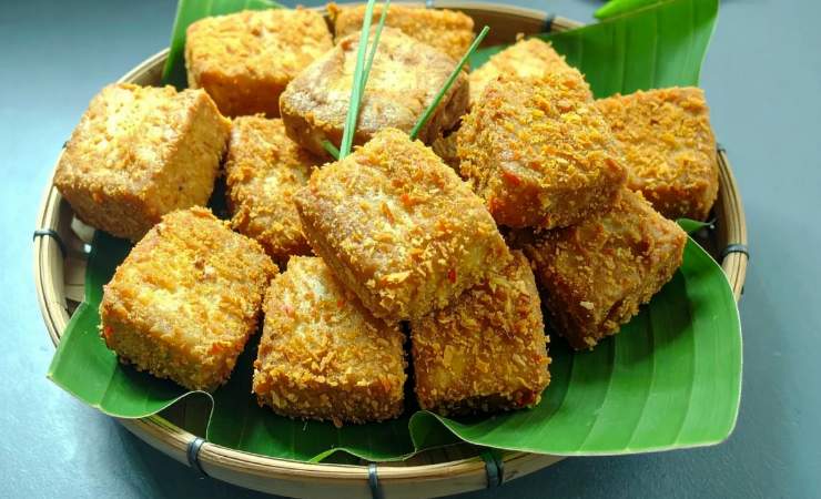 Cubetti fritti di tofu in un piatto