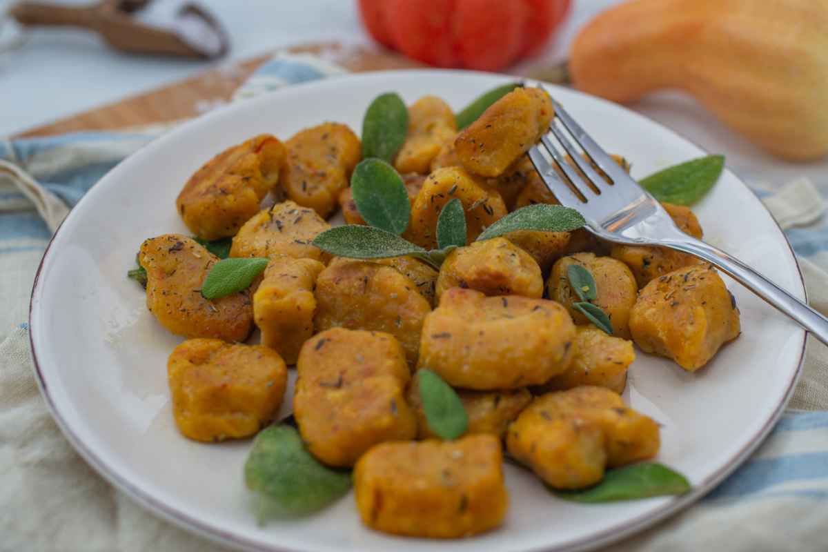 Gnocchi di zucca in un piatto