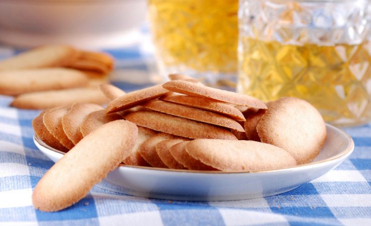 Piatto con lingue di gatto cotte