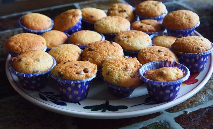 Vassoio con muffin sparsi