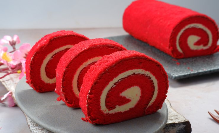 Rotolo Red Velvet con fettine accanto