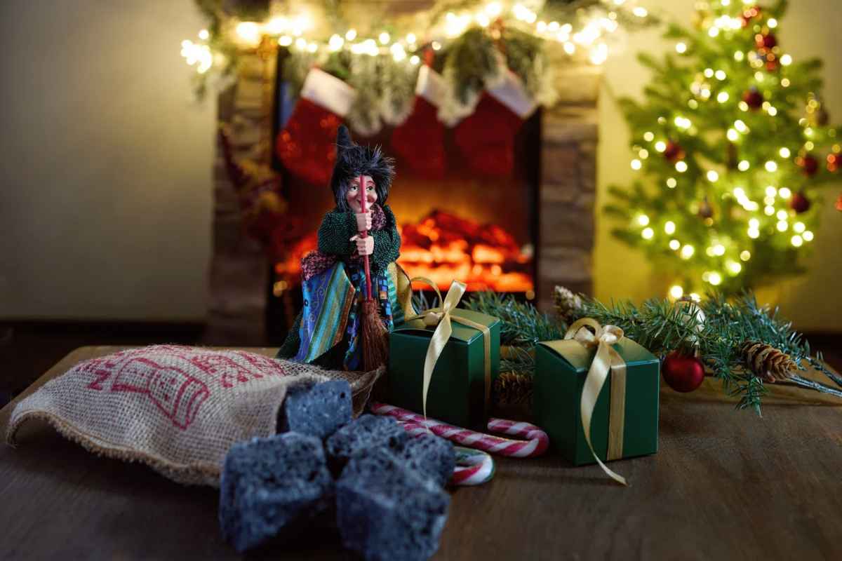 Calza con carbone, bastoncini di zucchero e pacchettini