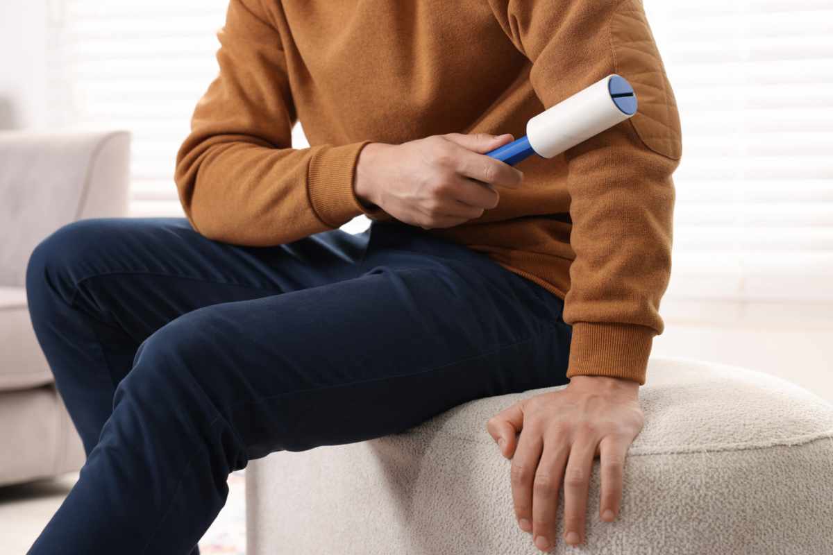 Donna che passa rullo sul maglione