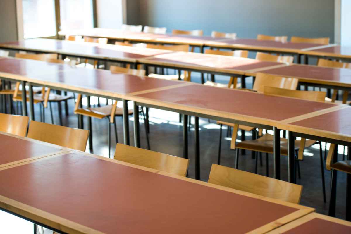 Classe con banchi scolastici e sedie