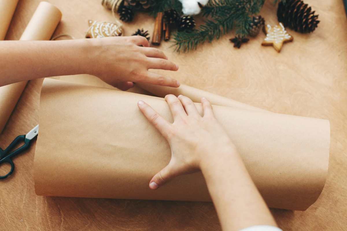 Una persona che incarta un regalo
