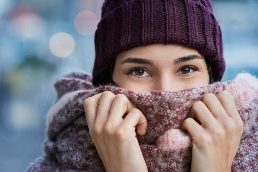 Donna al freddo con sciarpa e cappello