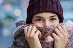 Donna al freddo con sciarpa e cappello